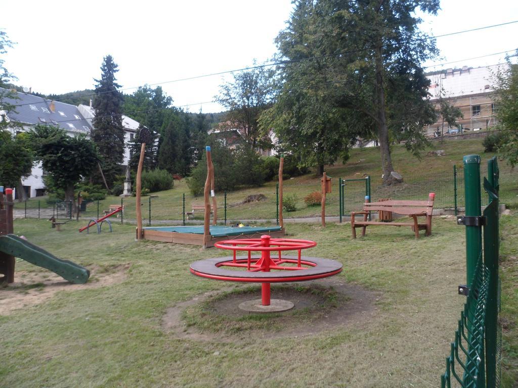 Pension Mikulka Mikulov v Krusnych Horach 外观 照片
